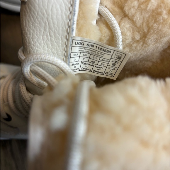 Ugg Australia Womens White Adirondack III Boots - Picture 6 of 7